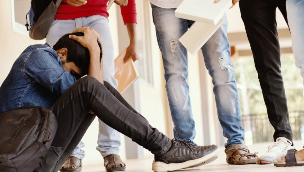 Γνωρίζουμε πως όταν ένας έφηβος κάνει «πέρασμα» σε επιθετικές πράξεις, το κάνει για να καλύψει τη βαθύτερη οδύνη που αισθάνεται